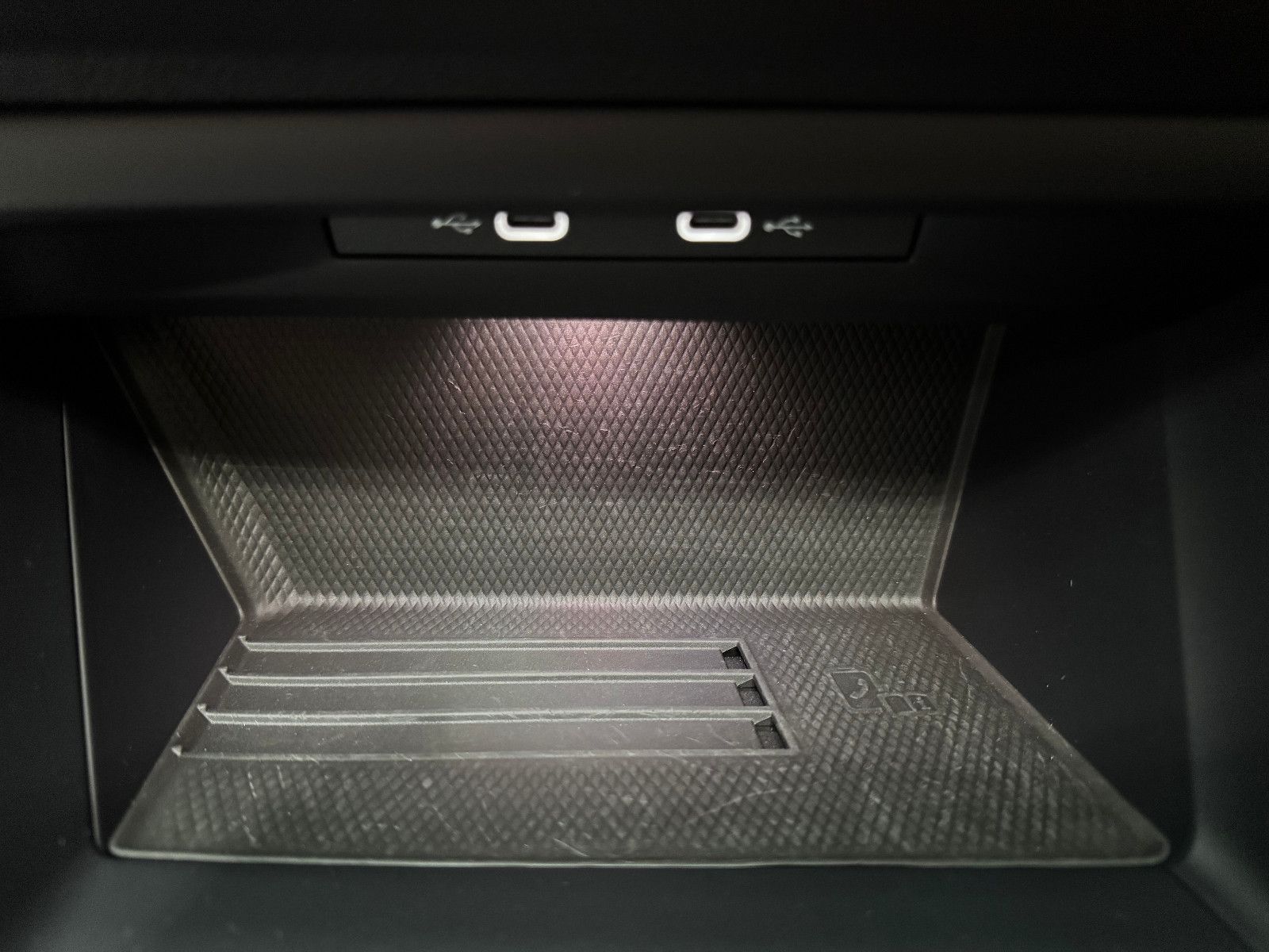 Fahrzeugabbildung Volkswagen Golf VIII Lim. 1.5 TSI +LED+SHZ+NAVI+CARPLAY+GJR