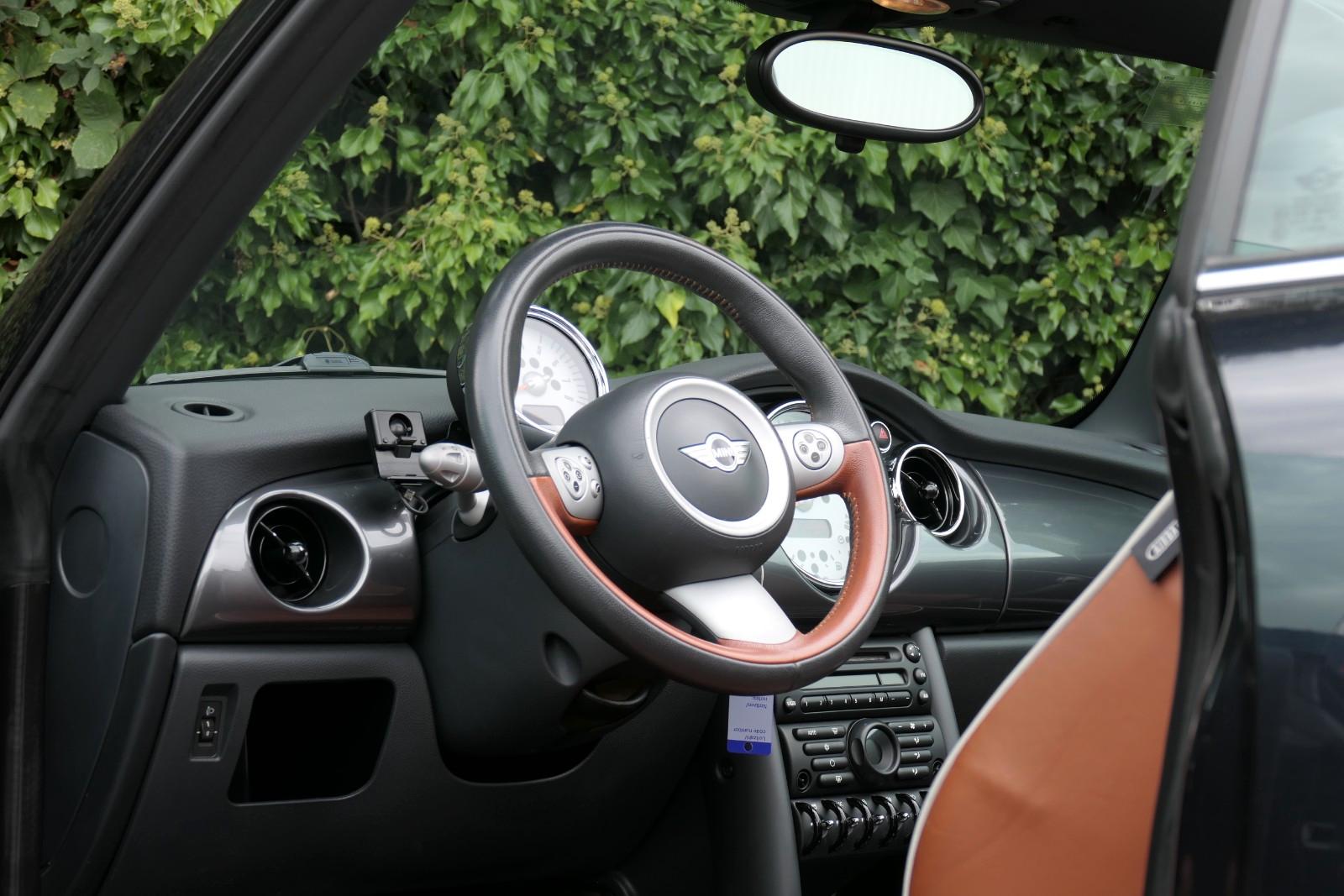 MINI Cooper S Cabrio Sidewalk* LEDER * PDC * TÜV *