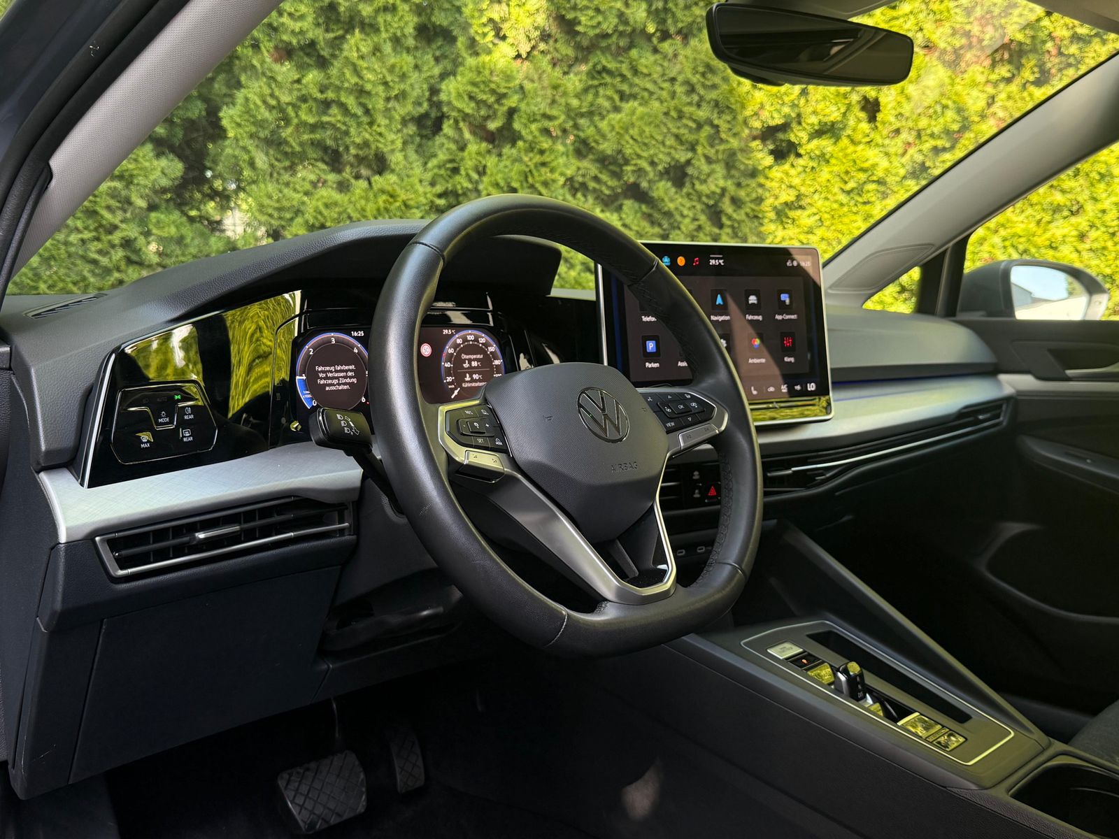 Fahrzeugabbildung Volkswagen Golf Lim. 2.0 TDI DSG Goal LED+KAM+ACC+SHZ+CARPL