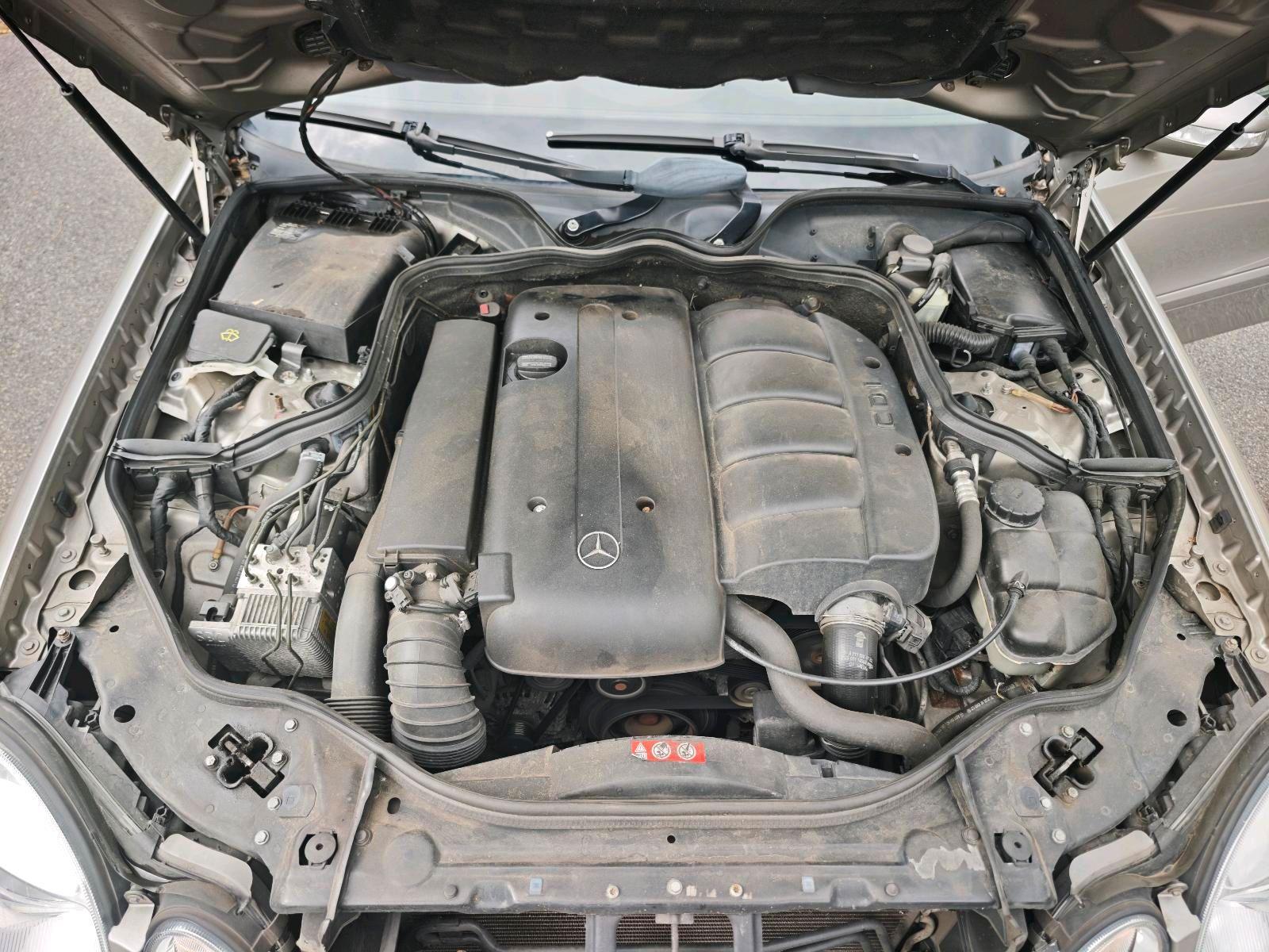 Mercedes-Benz E220 2004 — photo 15