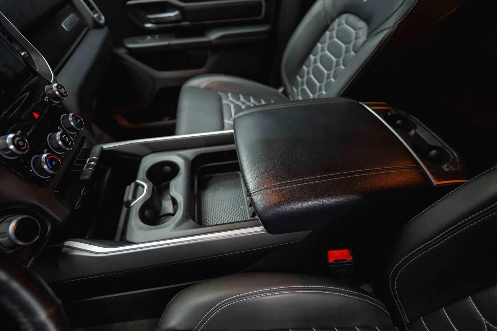 Fahrzeugabbildung Dodge RAM 5.7 V8 HEMI 4x4 LPG Offroad Night-Paket