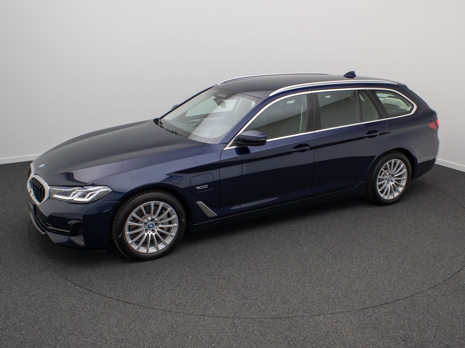 Fahrzeugabbildung BMW 530e Kamer Laser HUD DAB H/K Komfort Alarm Sport