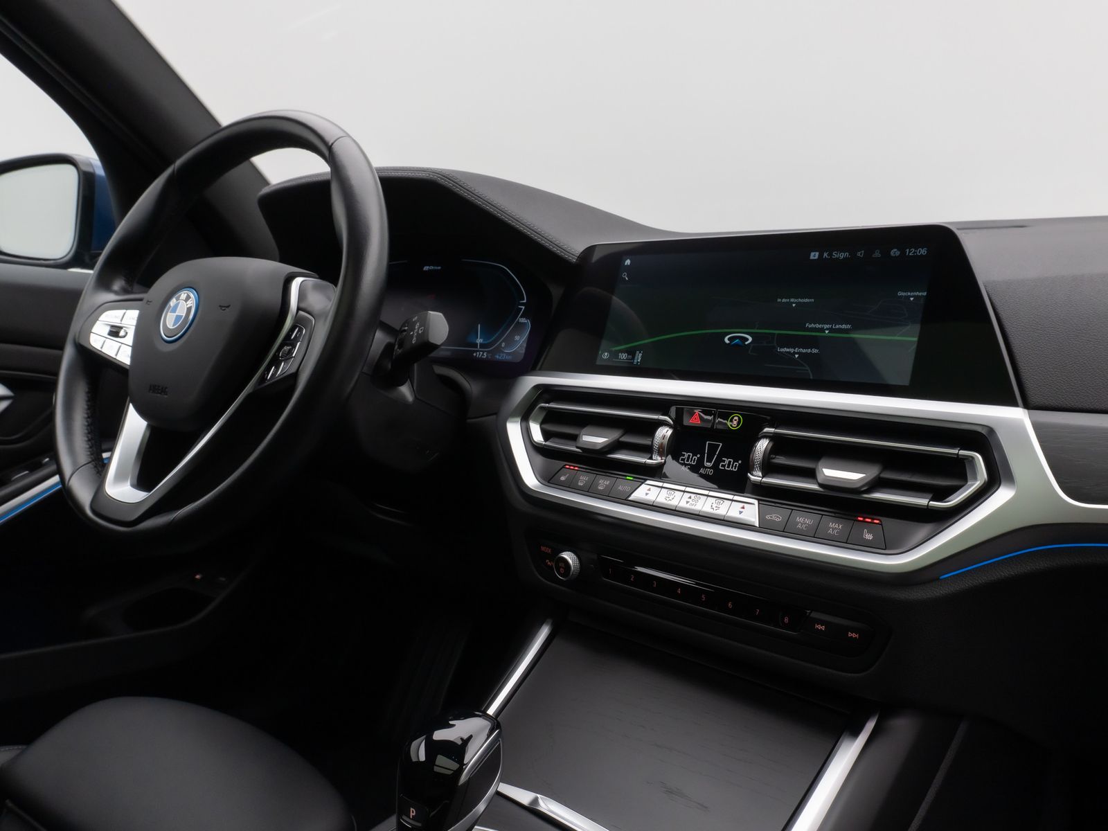 Fahrzeugabbildung BMW 330e xD Luxury Line Panorama Kamera HUD DAB AHK