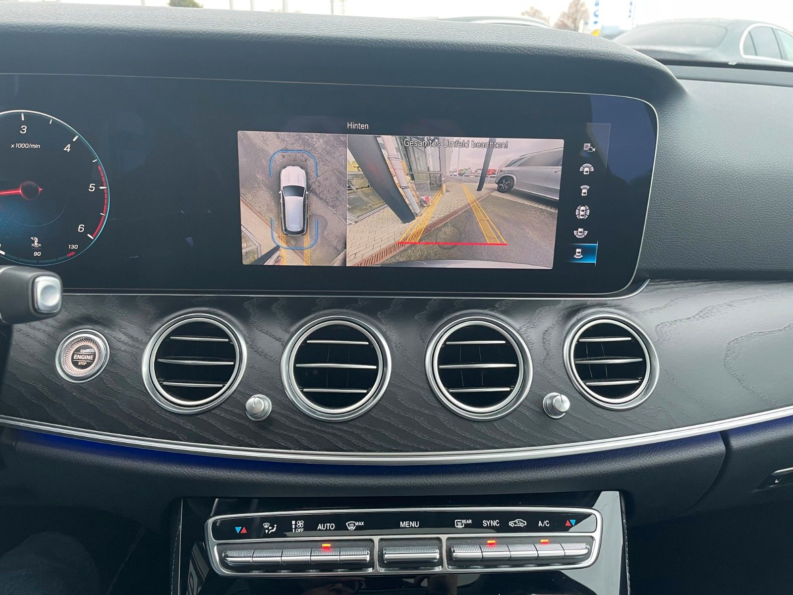 Fahrzeugabbildung Mercedes-Benz E 220 d T Pano+Ambiente+Distr+360°+Comand+DAB