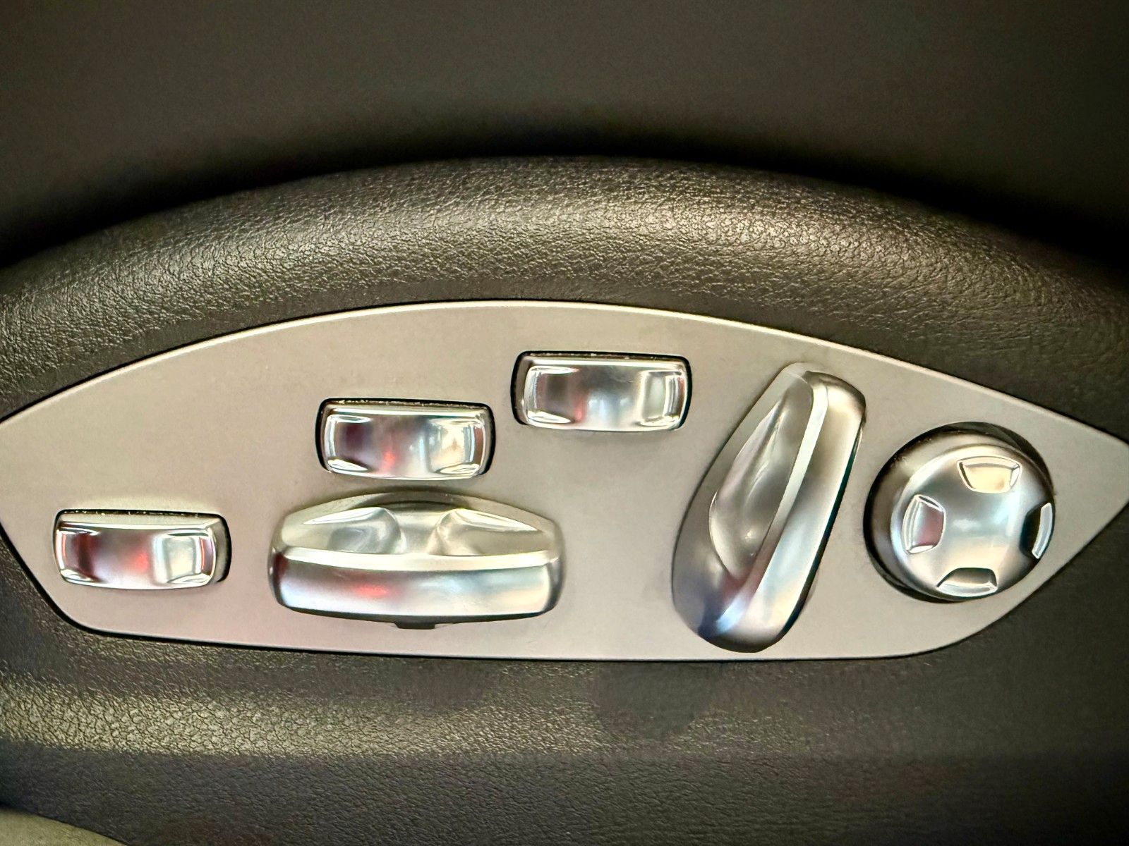 Fahrzeugabbildung Porsche Macan GTS Panorama/AHK/SportChrono/21Zoll/360