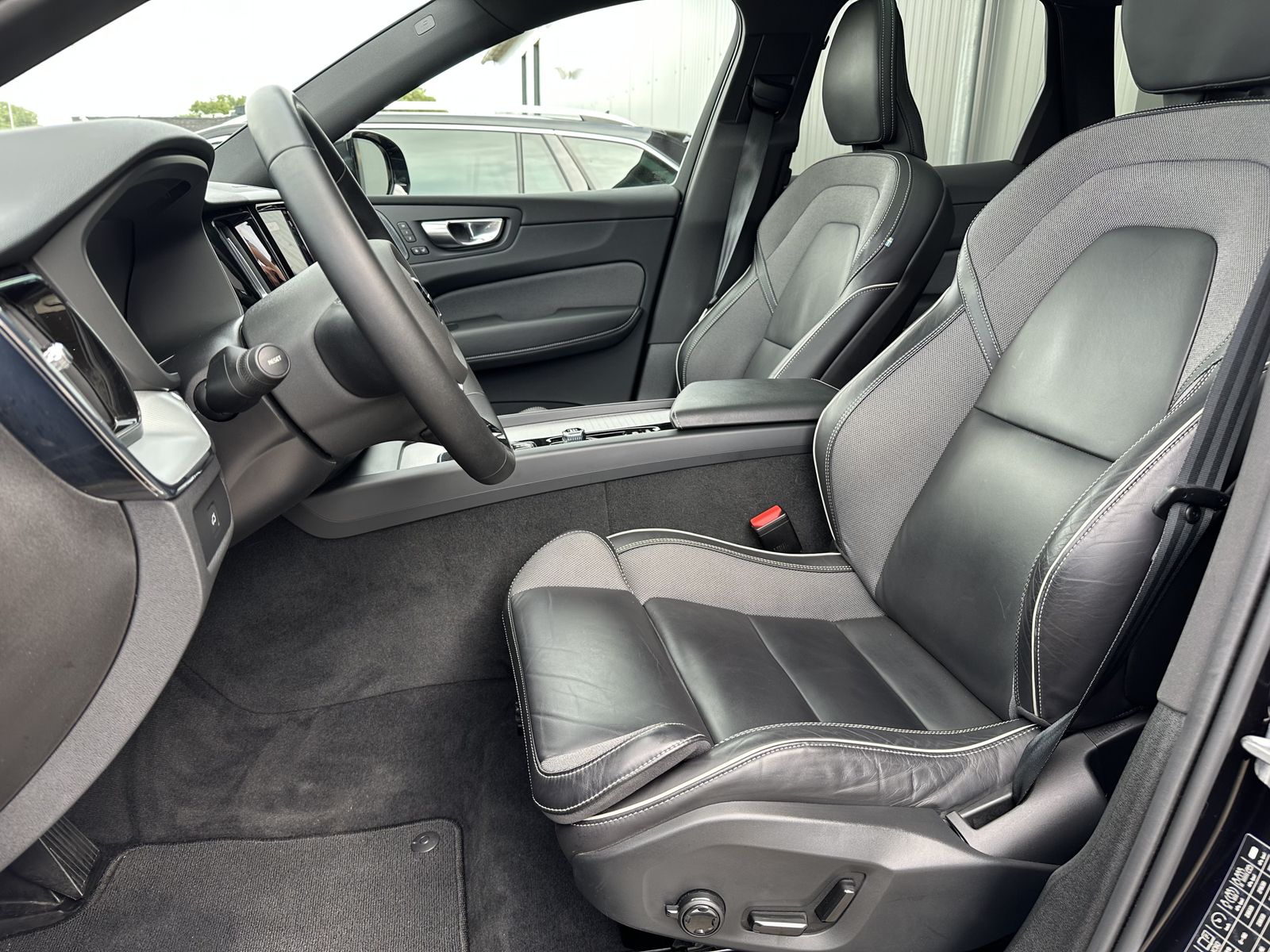 Fahrzeugabbildung Volvo XC60 B4 D AWD Plus Dark NAV+LED+PANORAMA+AHK+H&K