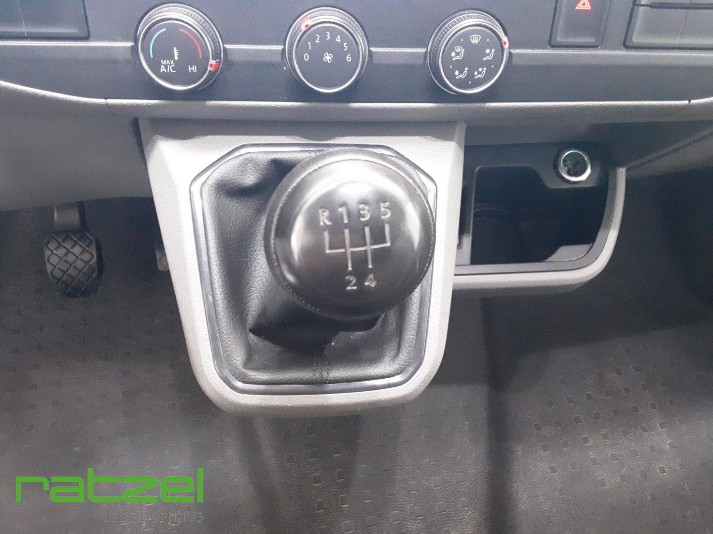 Fahrzeugabbildung Volkswagen T6.1 Kombi Kastenwagen KR 2.0 TDI AHK DAB Notbre