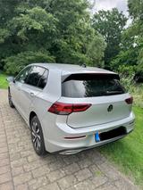 Volkswagen Golf VIII 1,5 eTSI DSG 131PS NAVI LED ACC RFK