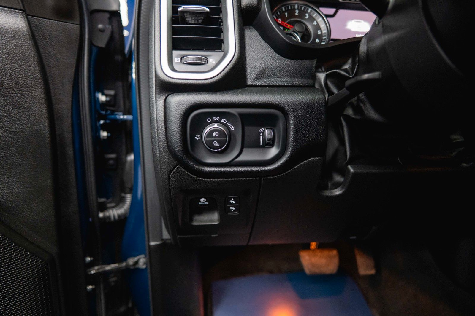 Fahrzeugabbildung Dodge RAM 5.7 V8 HEMI 4x4 OFFROAD Night-Paket *LED*19%