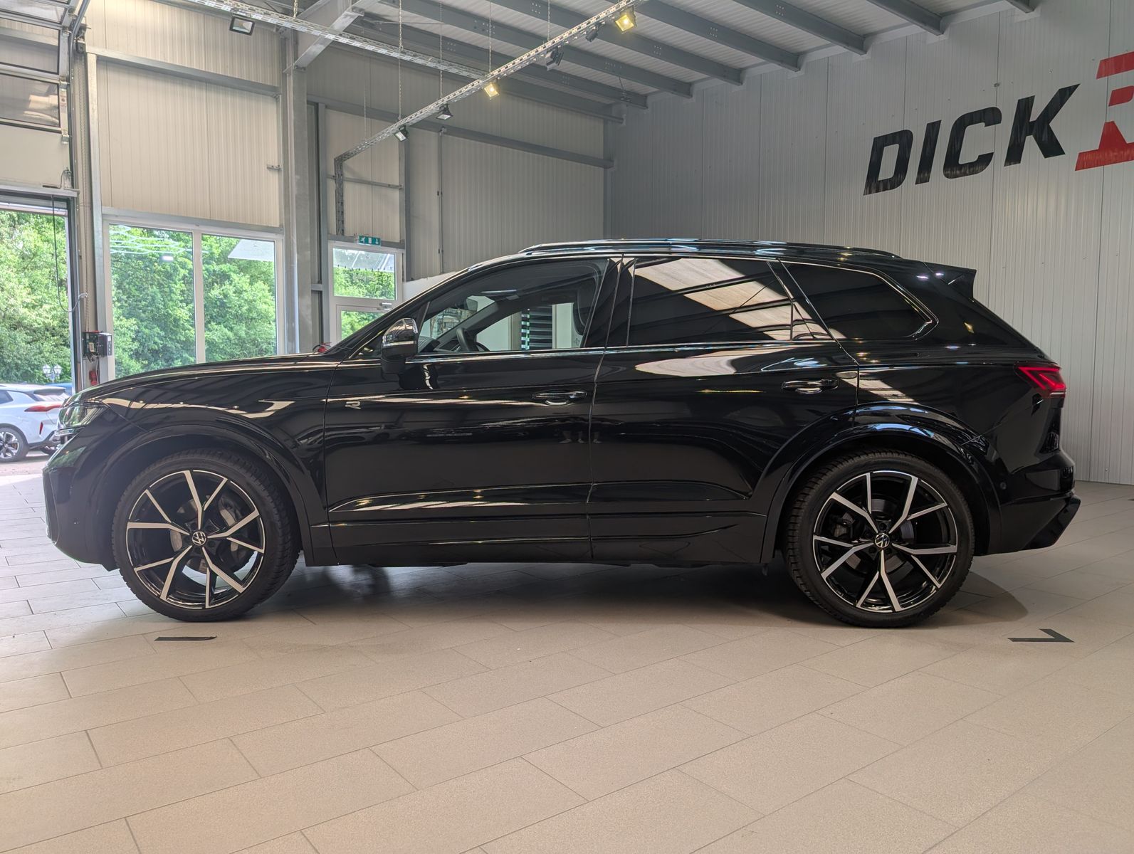 Fahrzeugabbildung Volkswagen Touareg 3.0TDI 4M R-Line VOLL Black 22" UPE 114T
