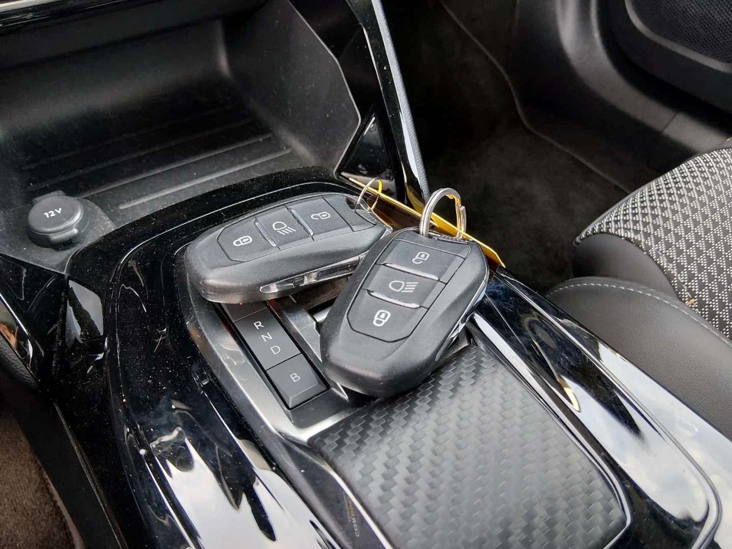 Fahrzeugabbildung Peugeot 2008 e- GT PDC KAMERA NAVI SITZH.