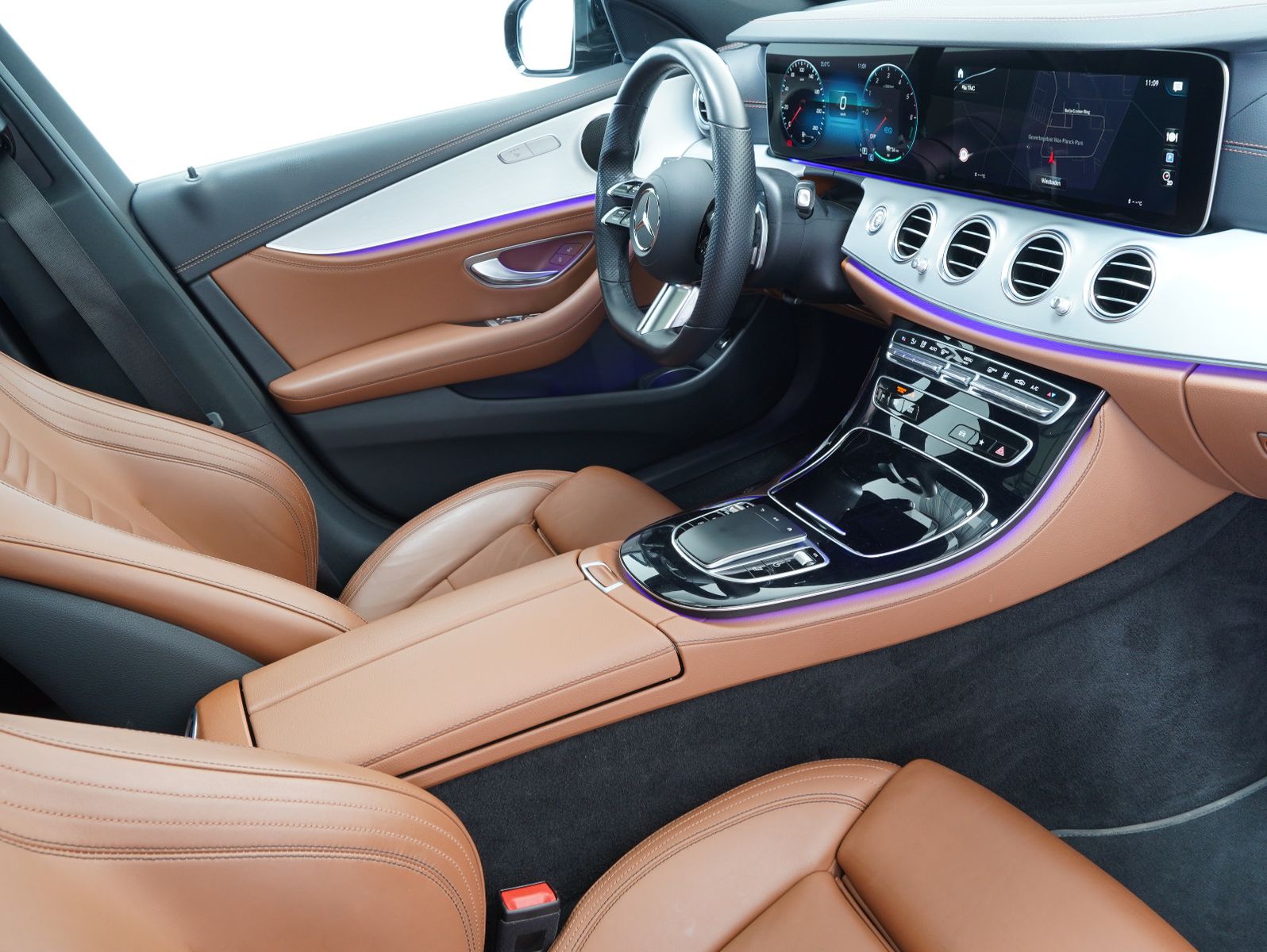 Fahrzeugabbildung Mercedes-Benz E 300 de T 4Matic AMG Line DISTRONIC/PANORAMA