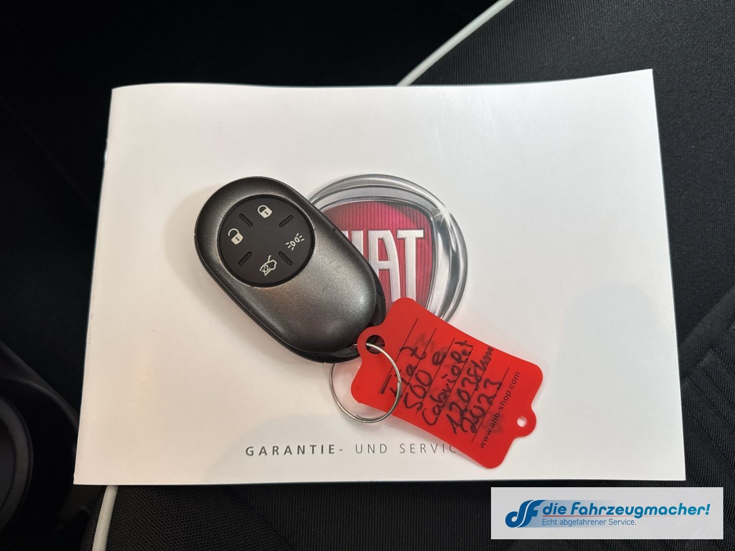 Fahrzeugabbildung Fiat 500 e Apple CarPlay Android Auto Klimaautom Fah