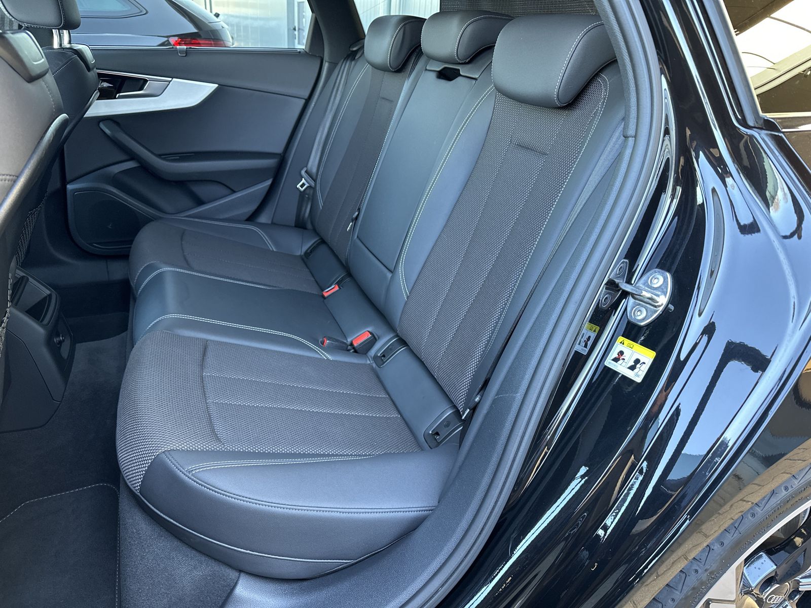 Fahrzeugabbildung Audi A4 Avant 40 TFSI Qu S-Line Black NAV+LED+AHK+360