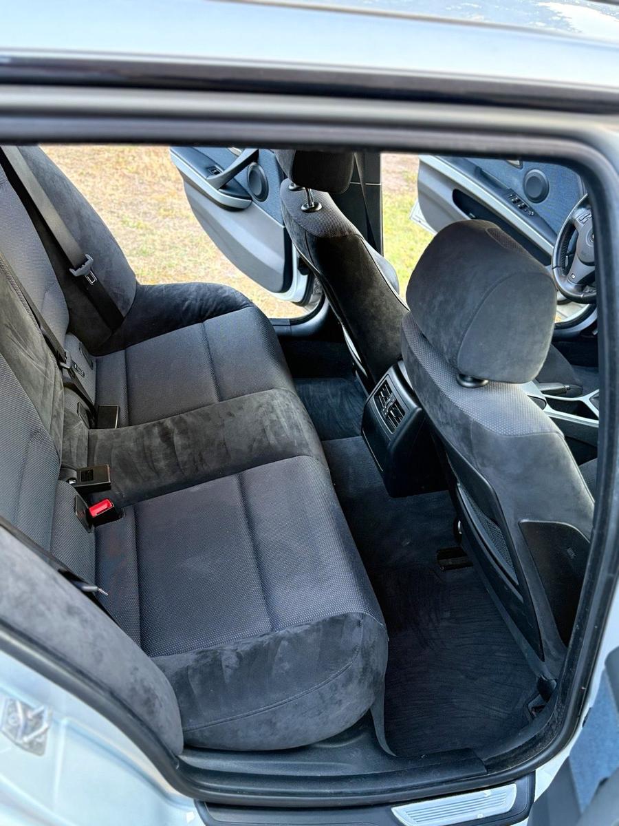 BMW 318 2011 — photo 11