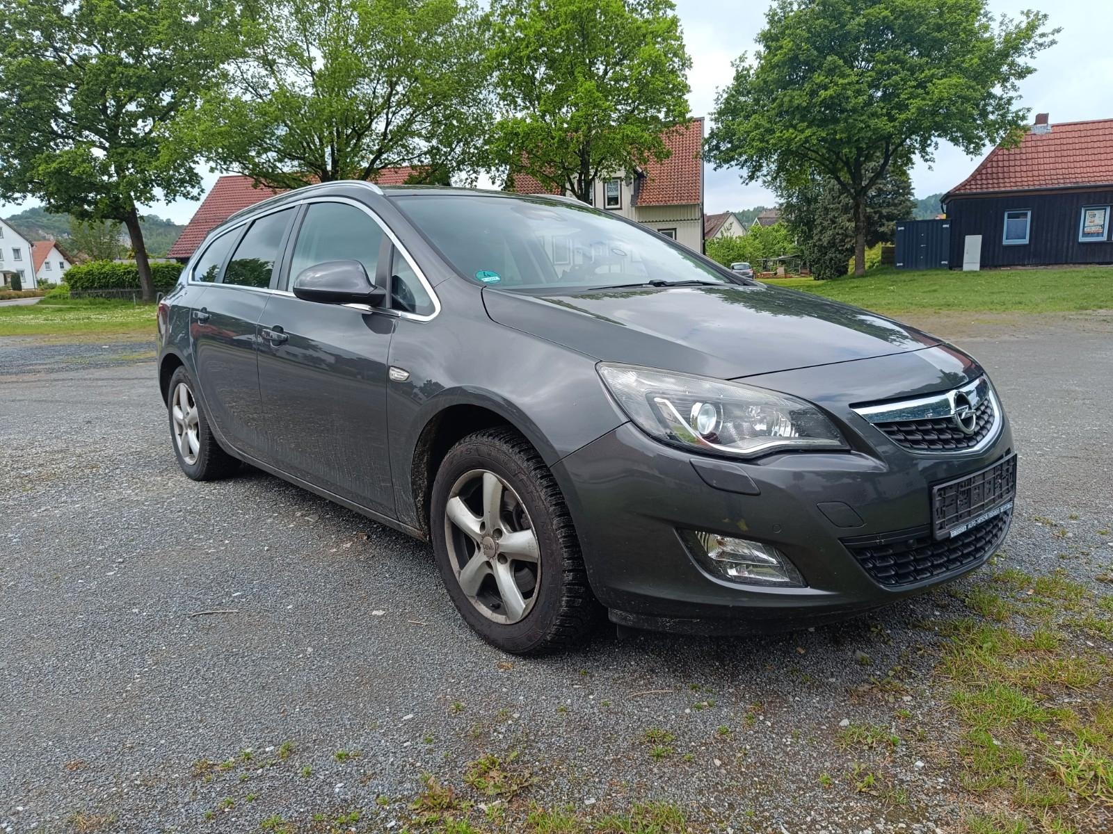 Opel Astra 2012 — interior