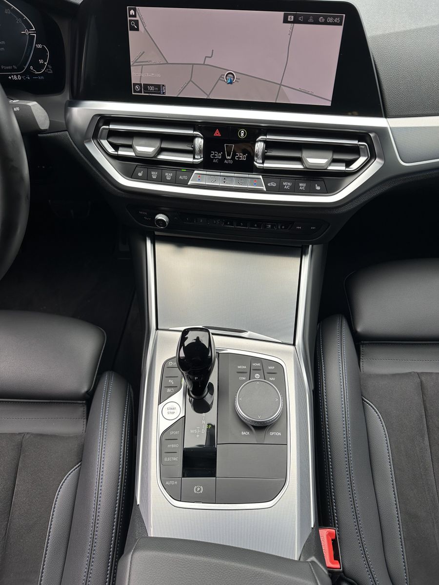 Fahrzeugabbildung BMW 330e M-Sport NAV+LASER+ACC+HEAD-UP+KAMERA+19ZOLL