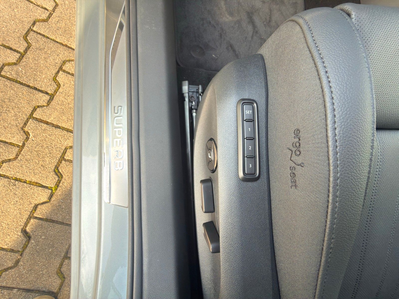 Fahrzeugabbildung SKODA Superb Combi 1.5 TSI iV 150 kW L&K