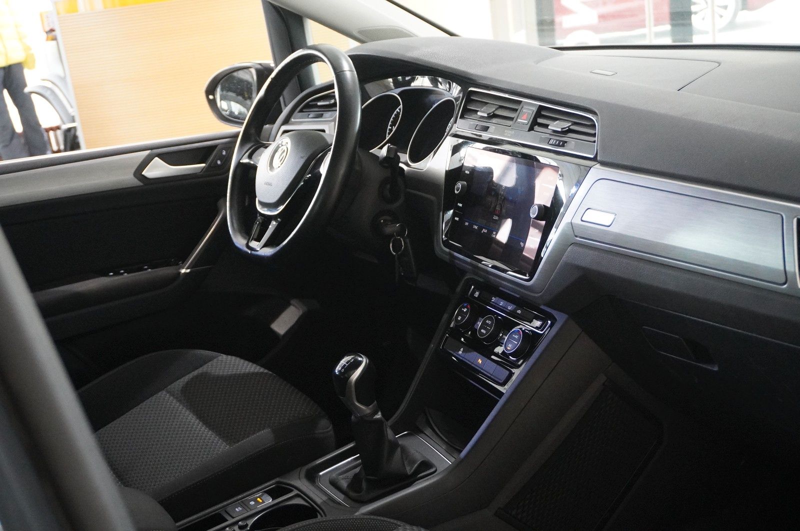 Fahrzeugabbildung Volkswagen Touran 2.0 TDI COMFORTLINE KLIMA/PDC/USB/ALU/BT