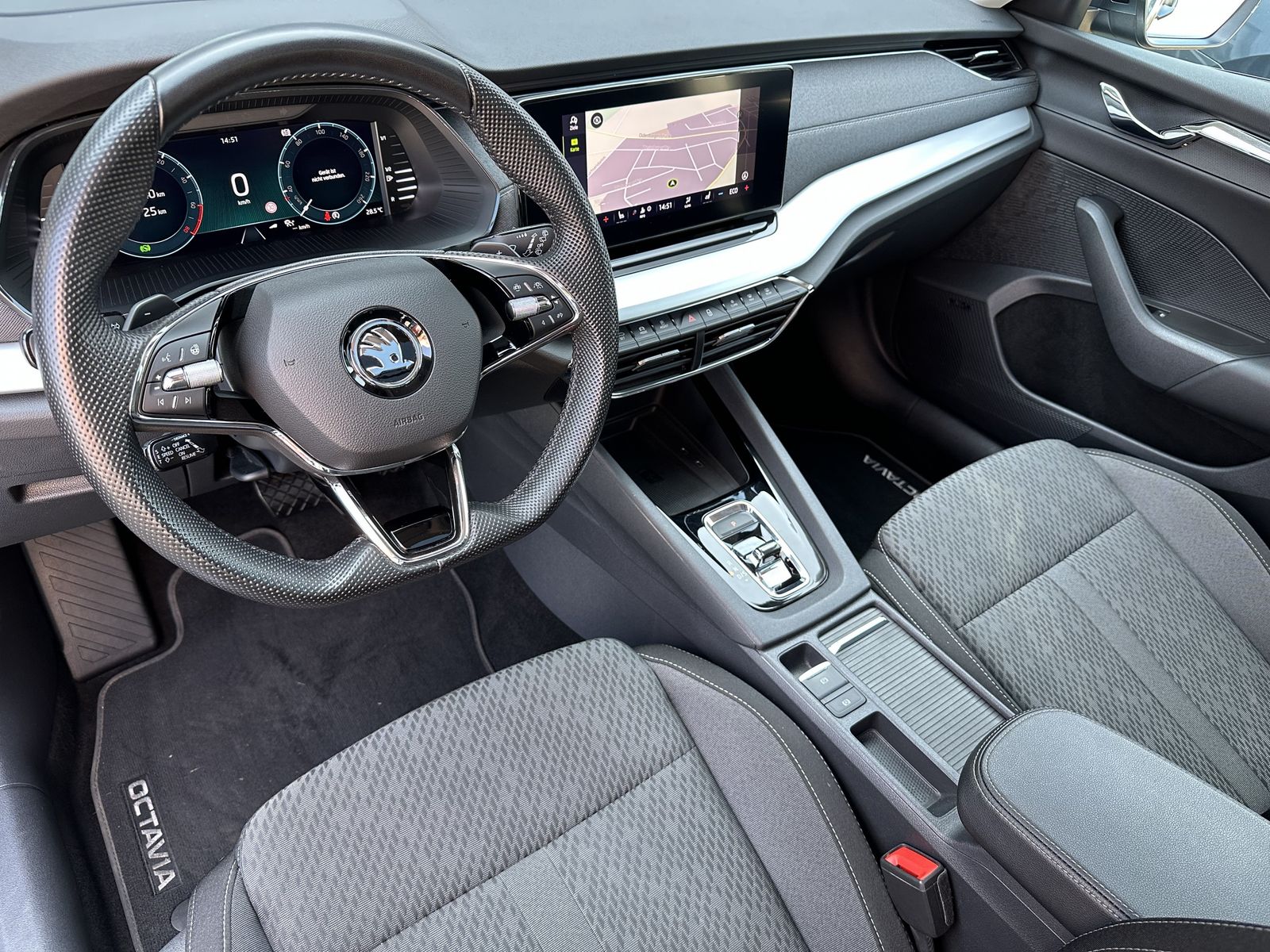 Fahrzeugabbildung SKODA Octavia Combi 1.4 TSI iV DSG Style NAV+LED+PANO