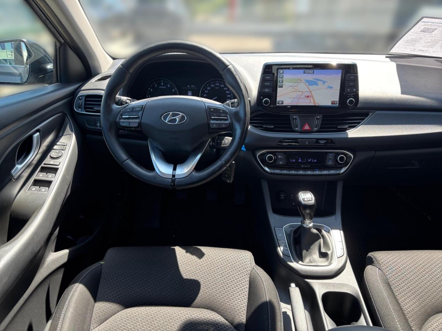 Hyundai i30 Intro LED Apple CarPlay Android Auto Mehrzon