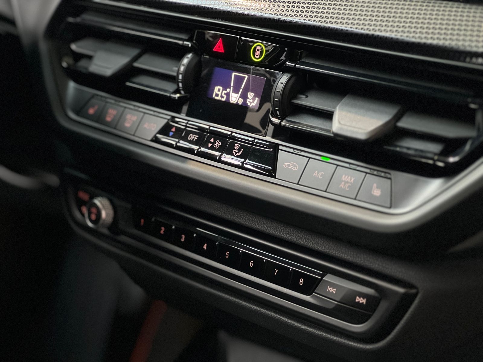 Fahrzeugabbildung BMW 118i Sport Line KLIMA LED NAVI SHZ