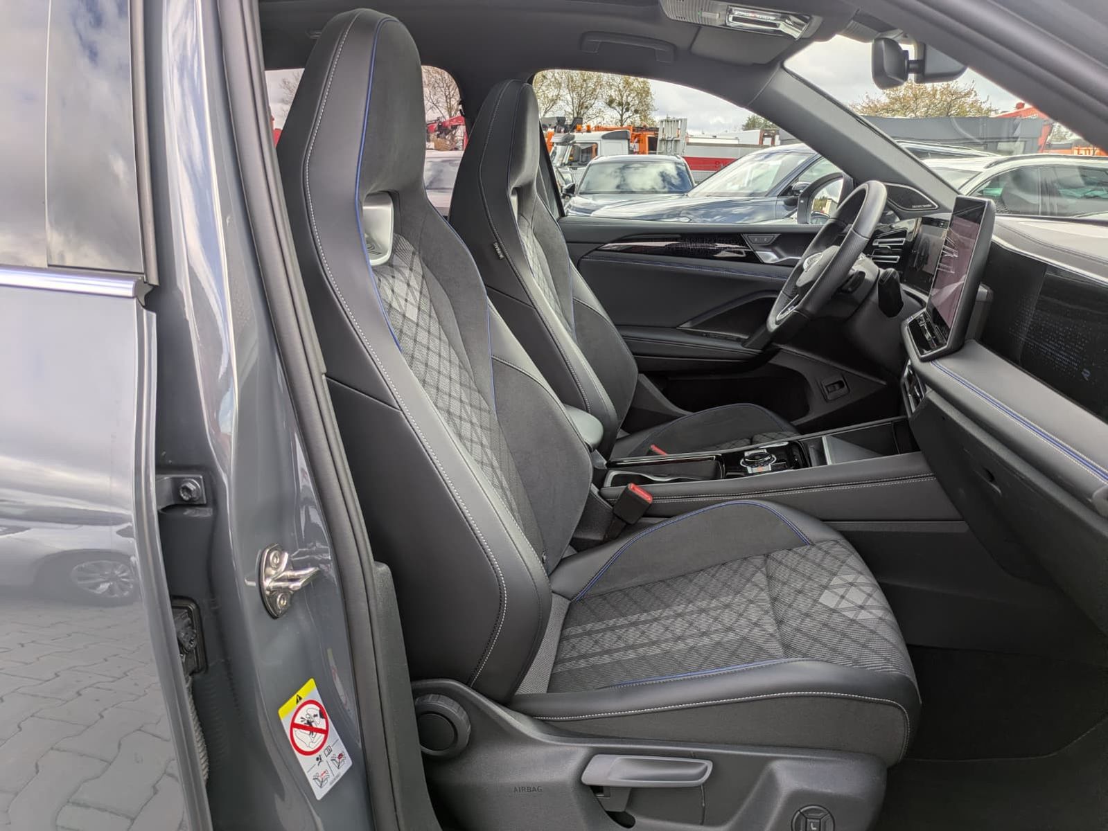 Fahrzeugabbildung Volkswagen Tiguan 2.0 TDI 4M R-Line PANO*H&K*AHK*MATRIX*20"