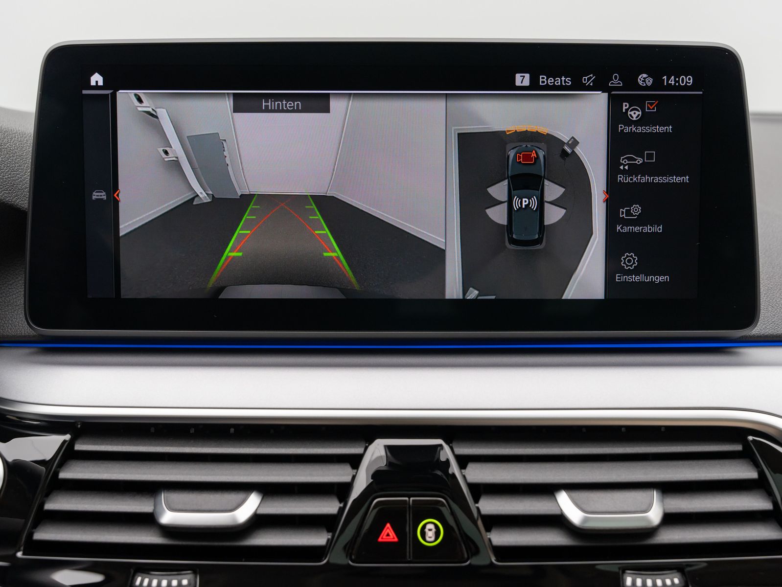 Fahrzeugabbildung BMW 520d Panorama 360° HUD DAB Komfort Alarm AHK LED