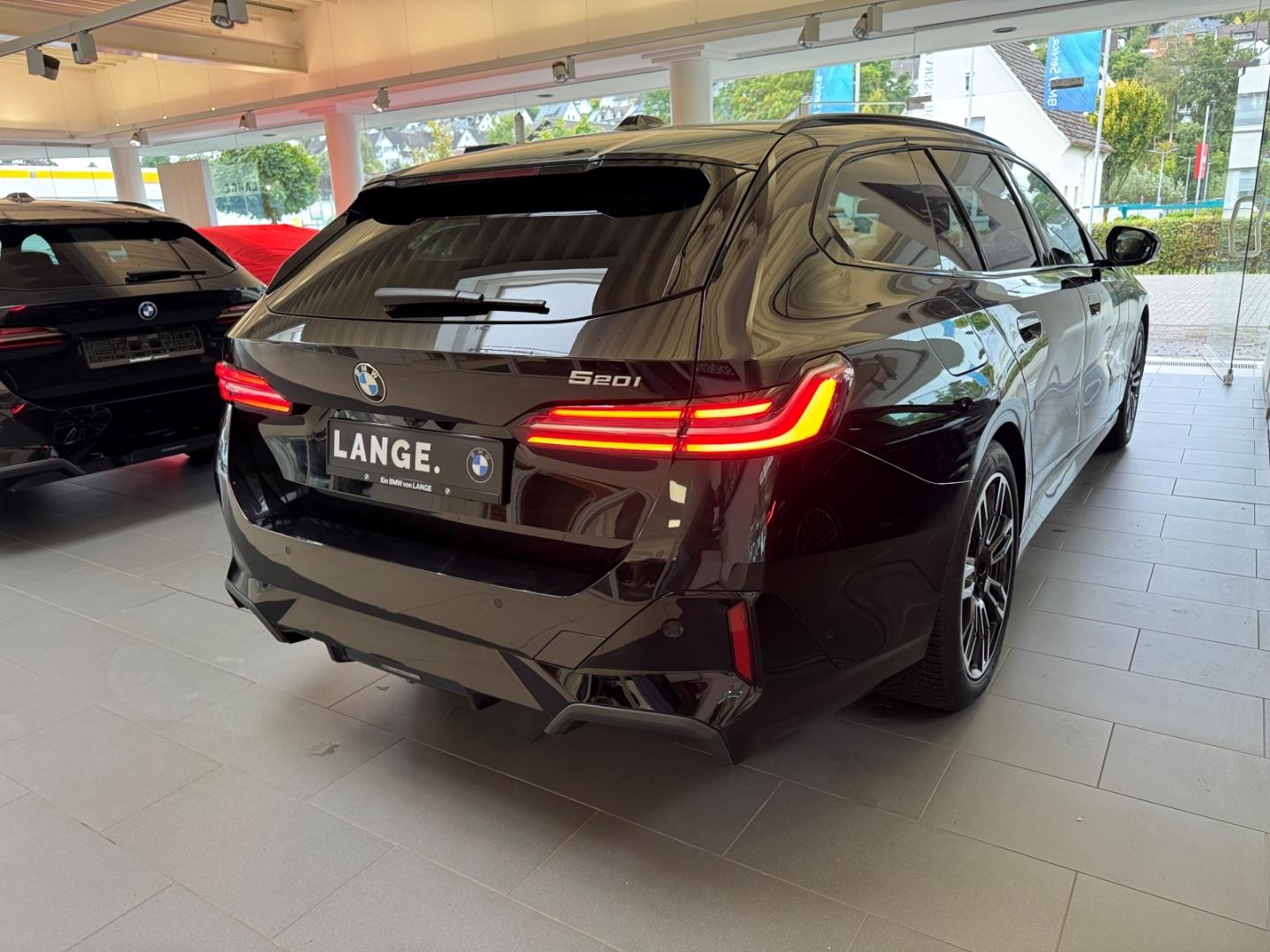BMW 520 i MSPORT HEADUP+ANHÄNG.KUPPL.+STANDHZ.+PANO+