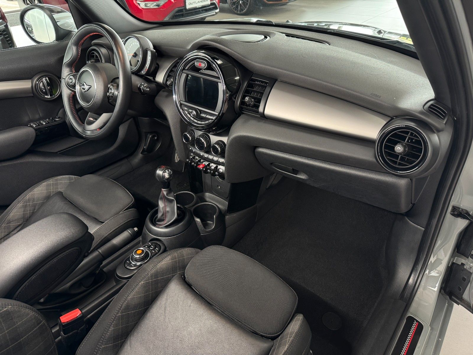 Fahrzeugabbildung MINI Cooper D 5-trg. "LED Navigation PDC Sportsitze"
