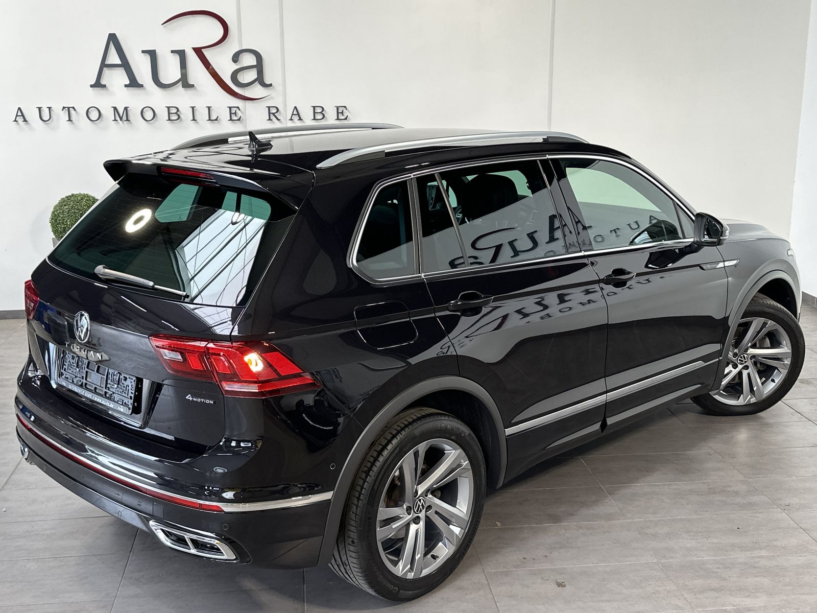 Fahrzeugabbildung Volkswagen Tiguan 2.0 TDI 4M DSG R-Line NAV+MATRIX+AHK+ACC