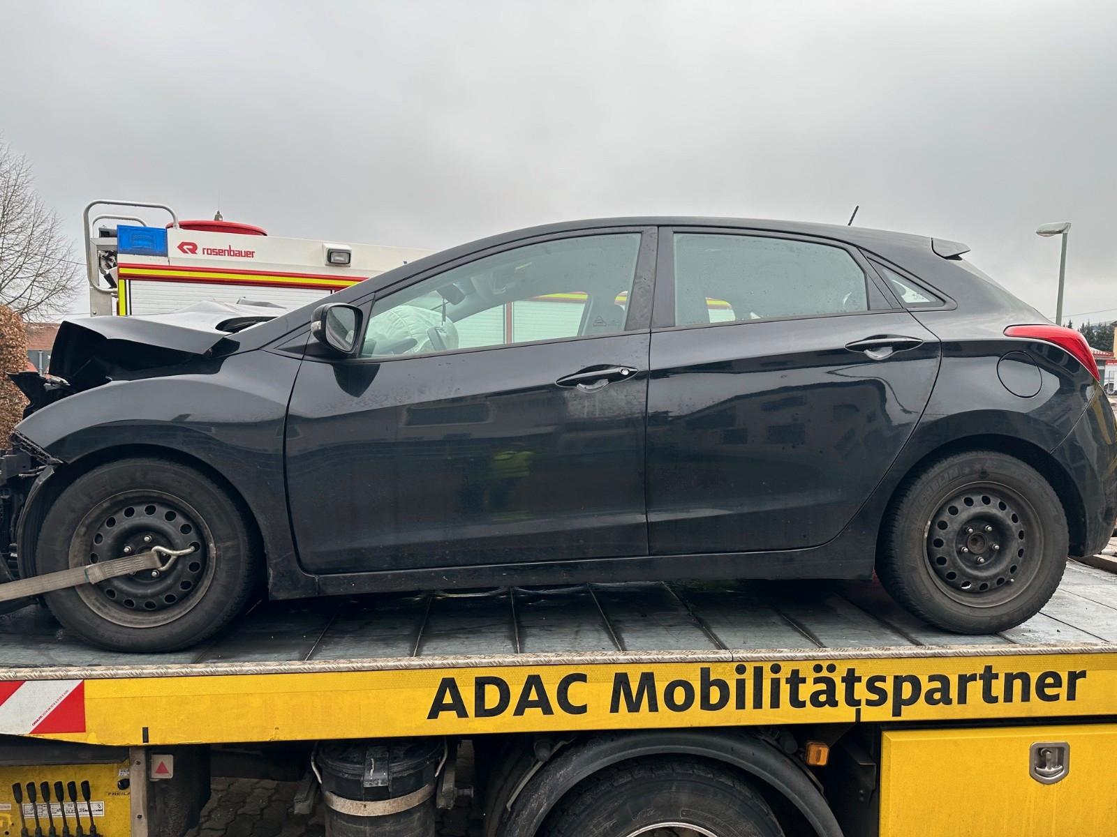 Hyundai i30 blue Trend UNFALL !