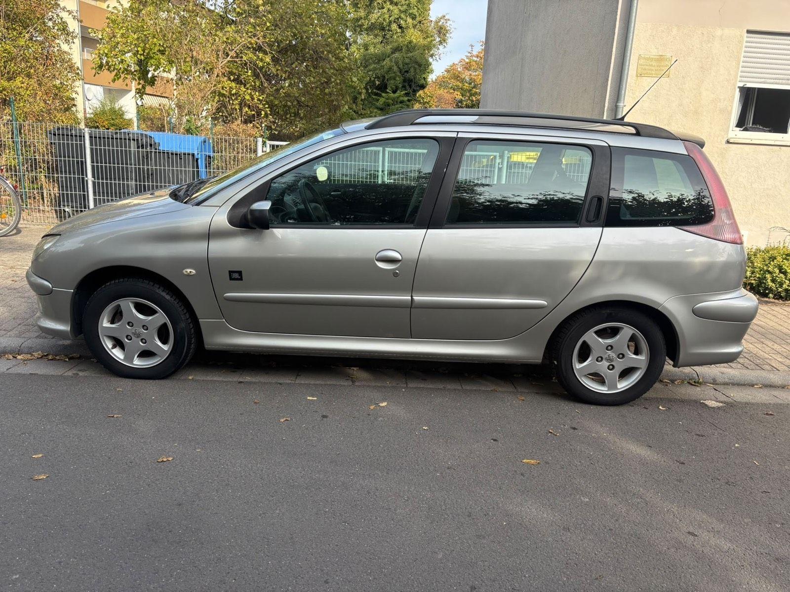 Peugeot  2006 — вигляд ззаду