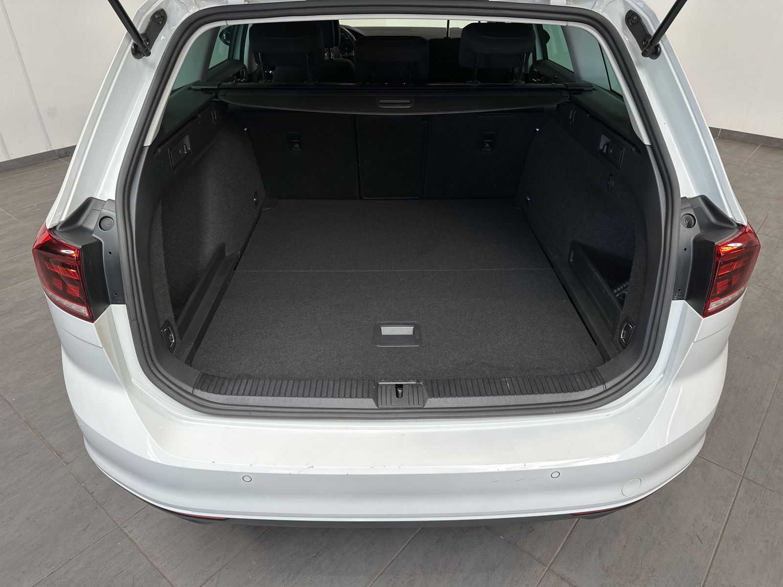 Fahrzeugabbildung Volkswagen Passat Variant 2.0 TDI DSG Business NAV+LED+ACC