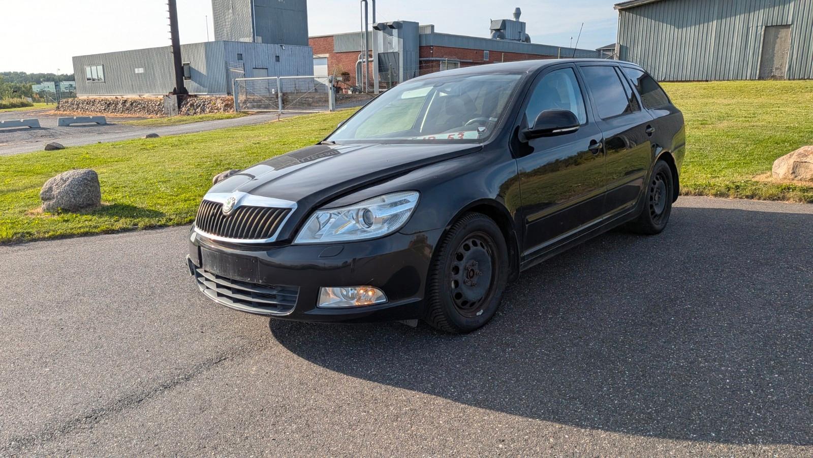 Skoda Octavia 2010 — rear view