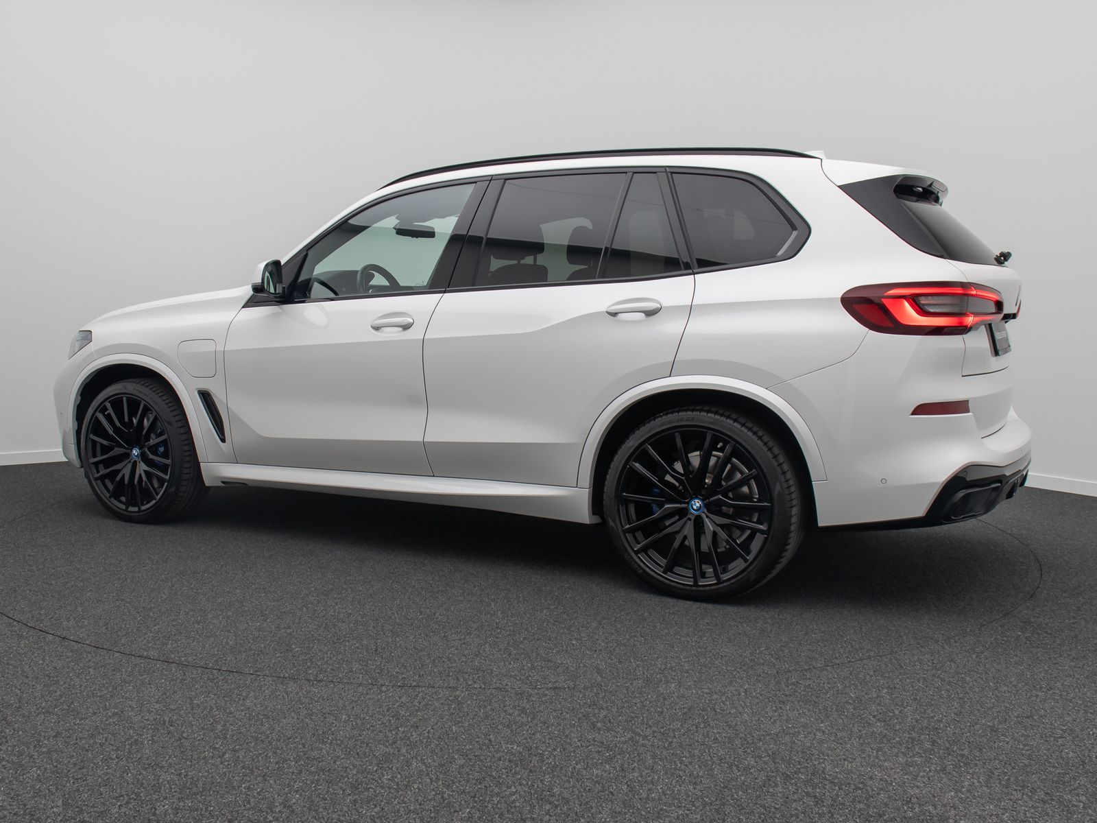 Fahrzeugabbildung BMW X5 xD45e M Sport 360° Laser SoftCl HUD DAB HiFi