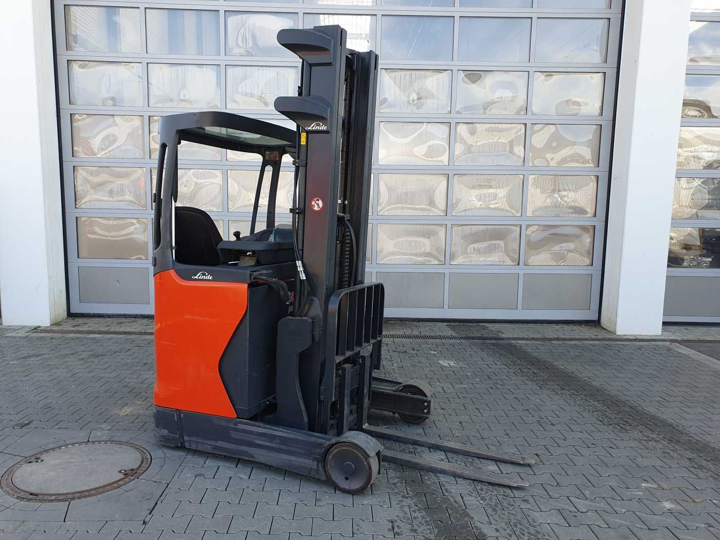 Fahrzeugabbildung Linde R12B-01 / nur 2.394h! / Hubhöhe: 6m / 2015