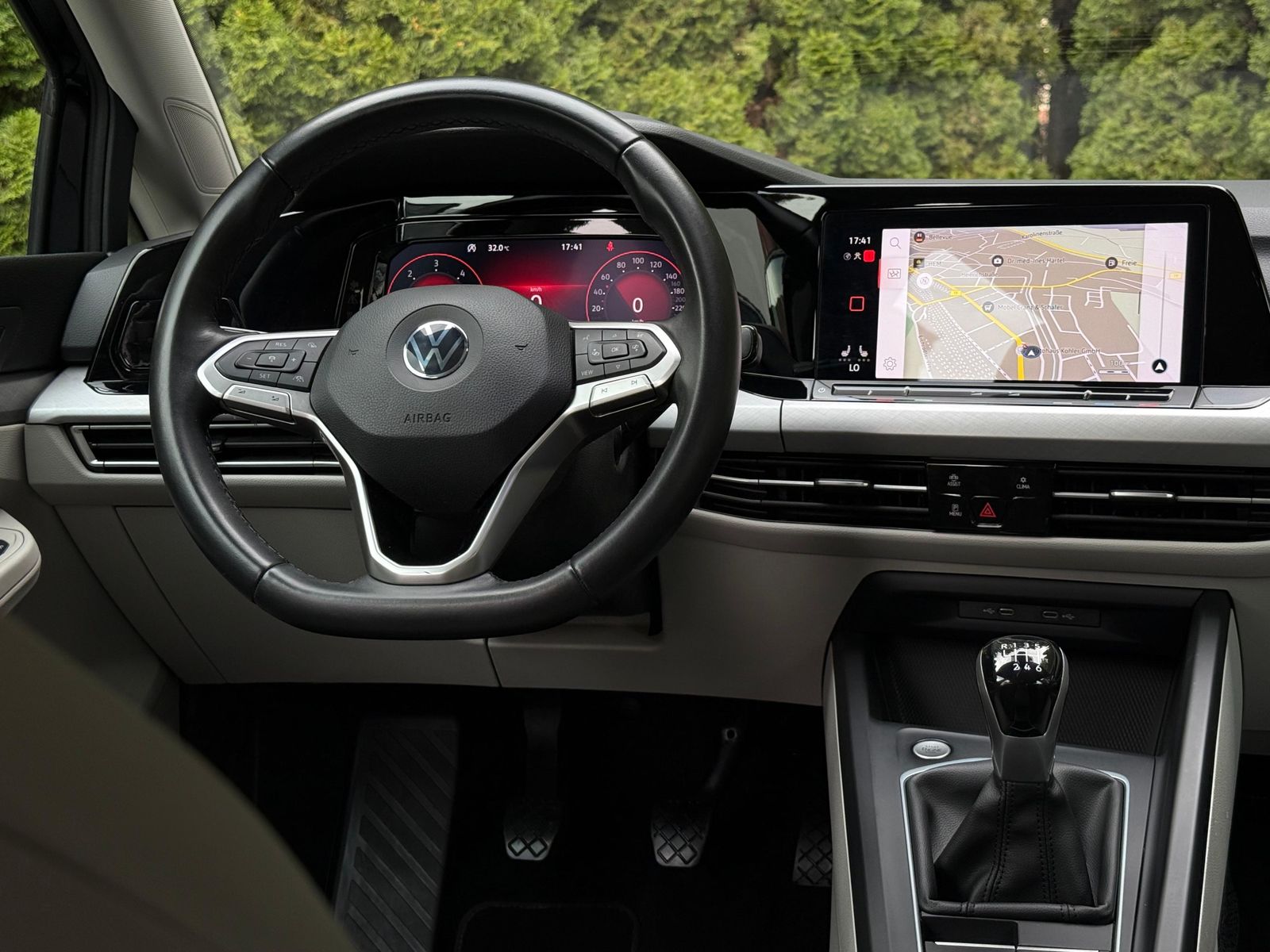 Fahrzeugabbildung Volkswagen Golf 2.0 TDI Life LED+NAVI+SHZ+AMBI+ACC+CARPLAY