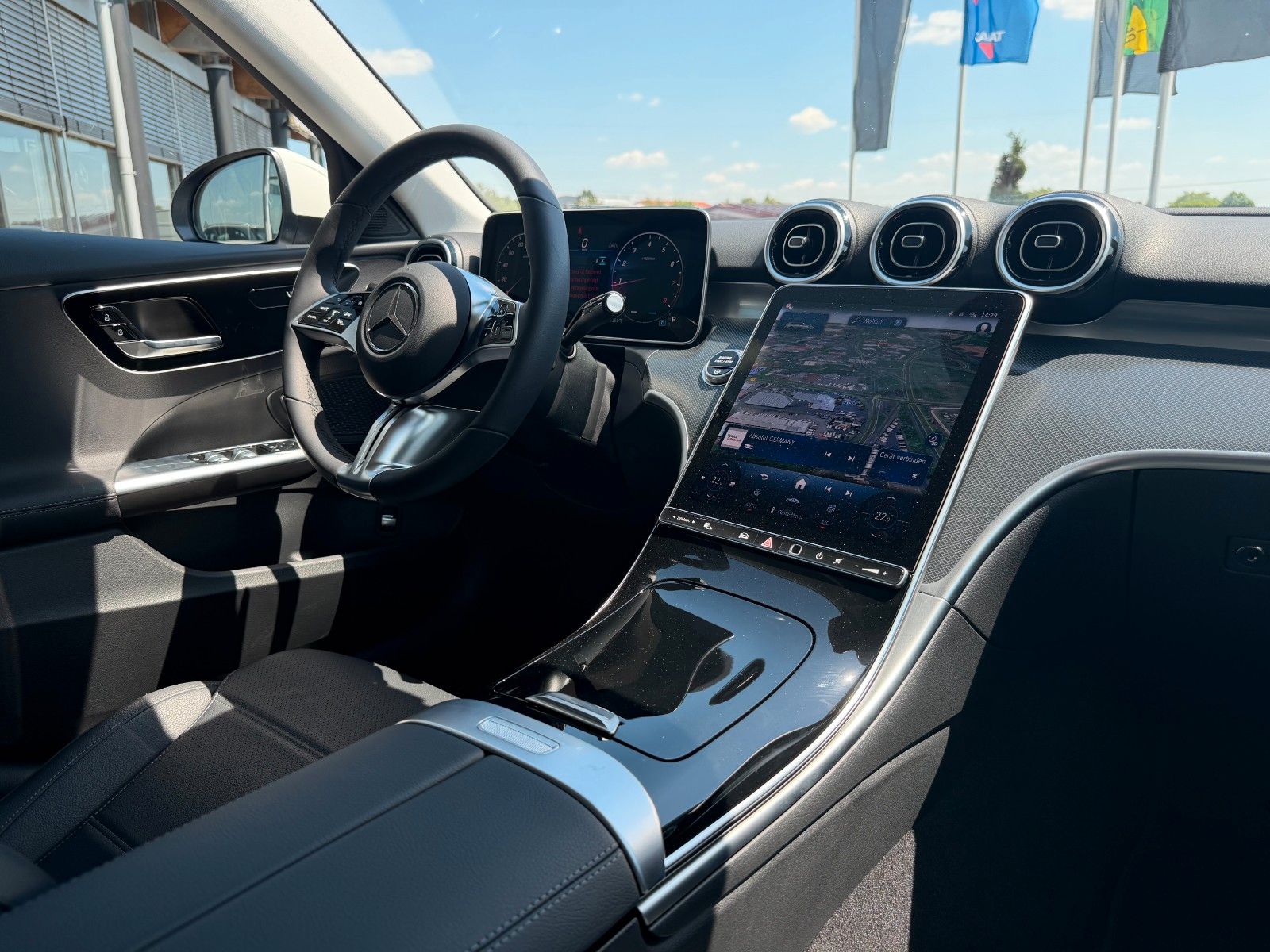 Fahrzeugabbildung Mercedes-Benz C 200 T Avantgarde+RKamera+AHK+AmbientePrem+