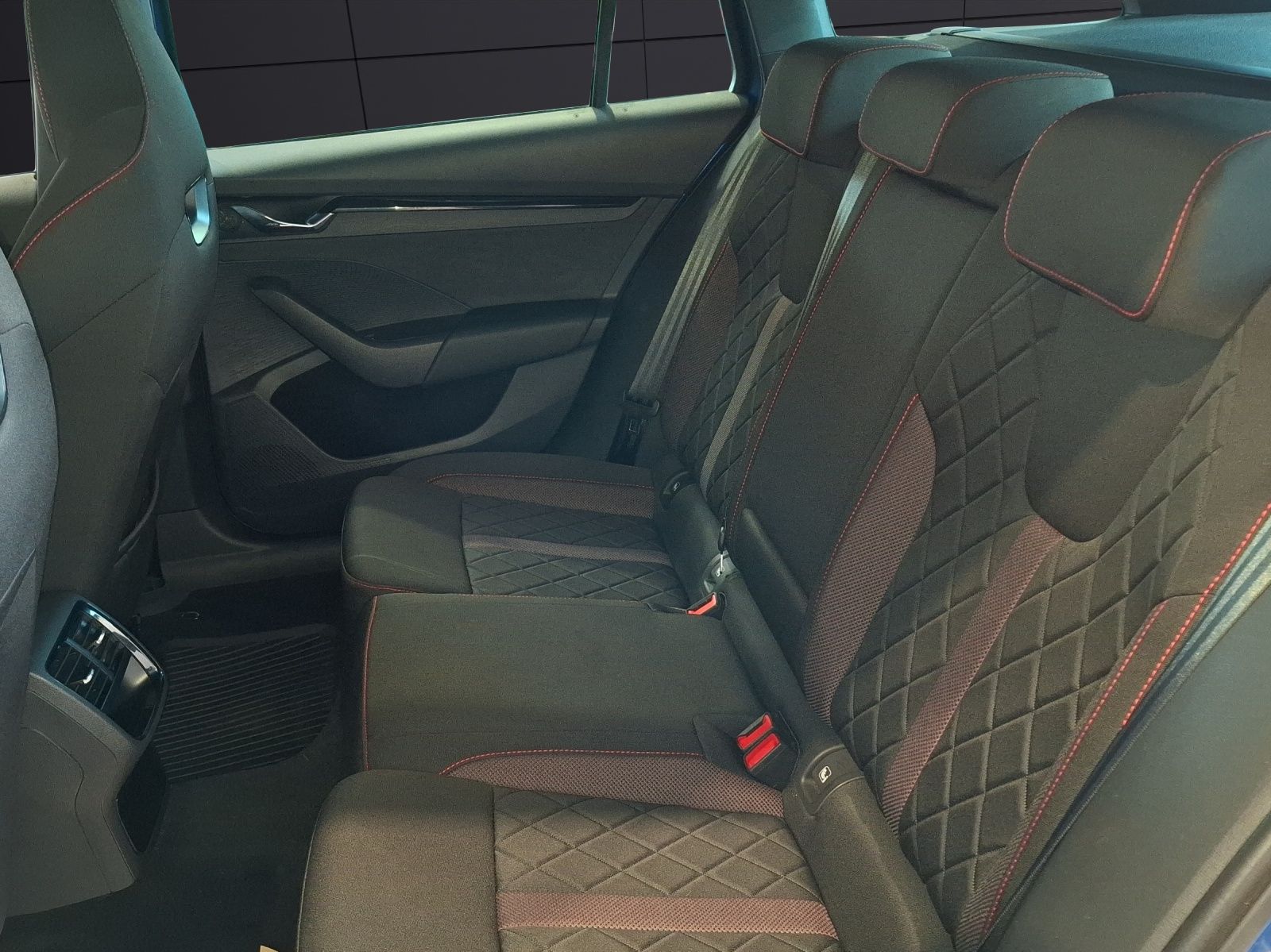 Fahrzeugabbildung SKODA Octavia Combi RS TDI DSG 4x4 Matrix Navi HUD VC