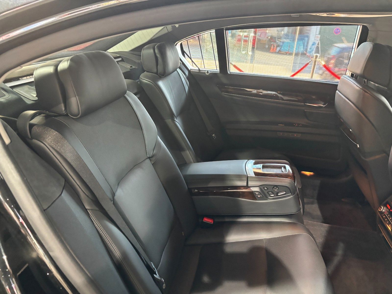 Fahrzeugabbildung BMW 760i L V12/MASSAGE/MEMORY/HUD/SCHIEBEDACH/KAMERA