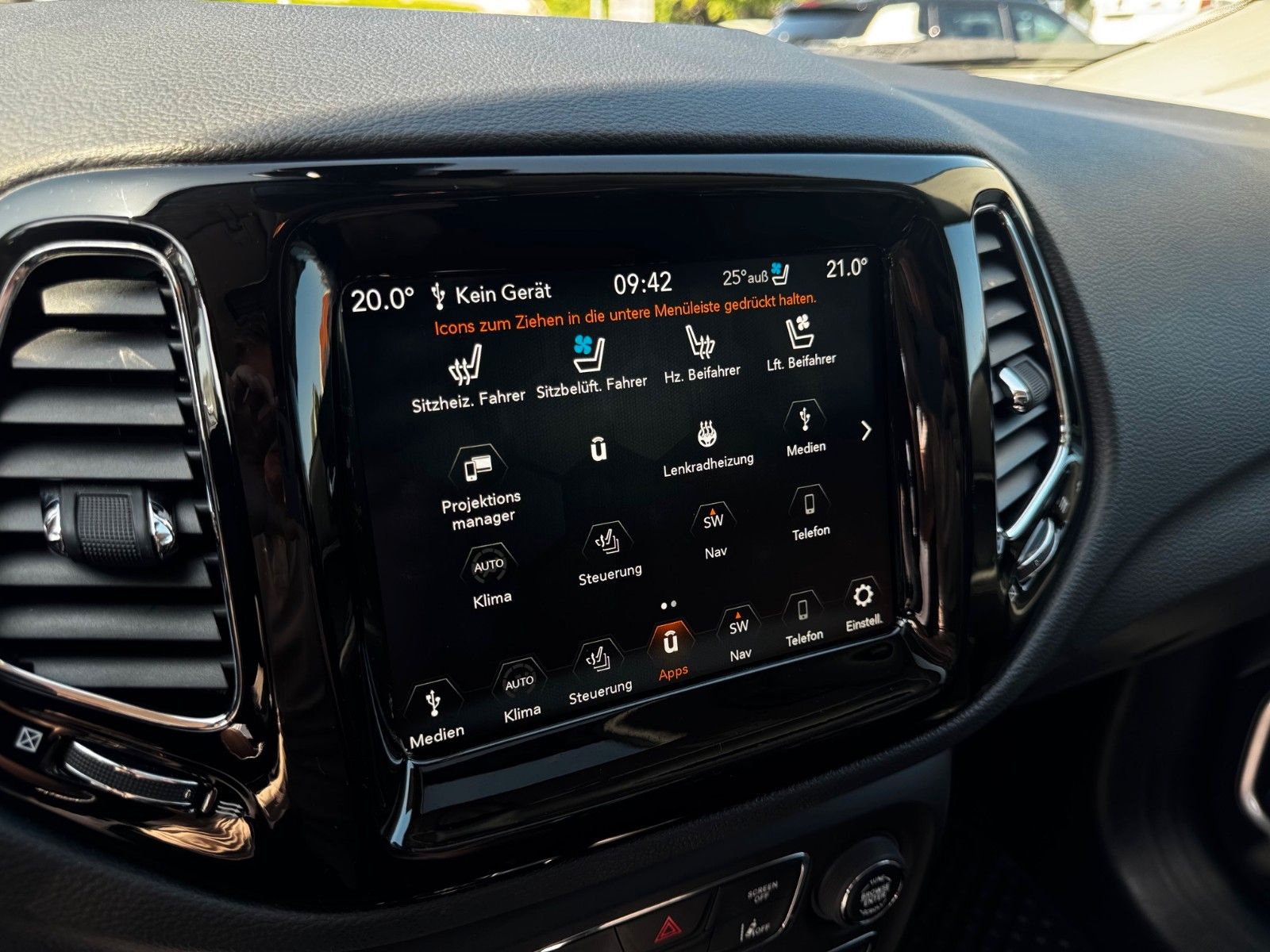 Fahrzeugabbildung Jeep COMPASS LIMITED 4X4 GLASDACH SITZKÜHLUNG DIESEL