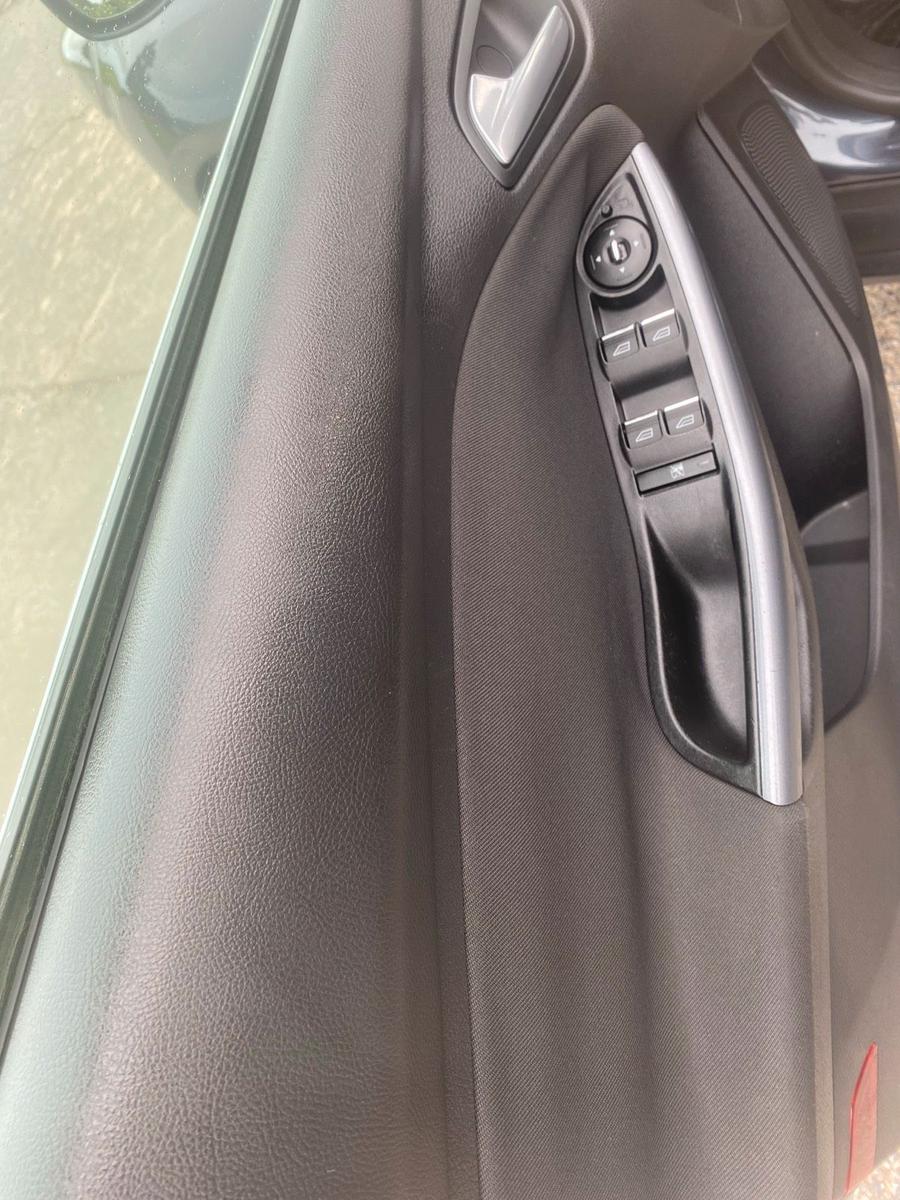 Ford Focus 2011 — photo 13