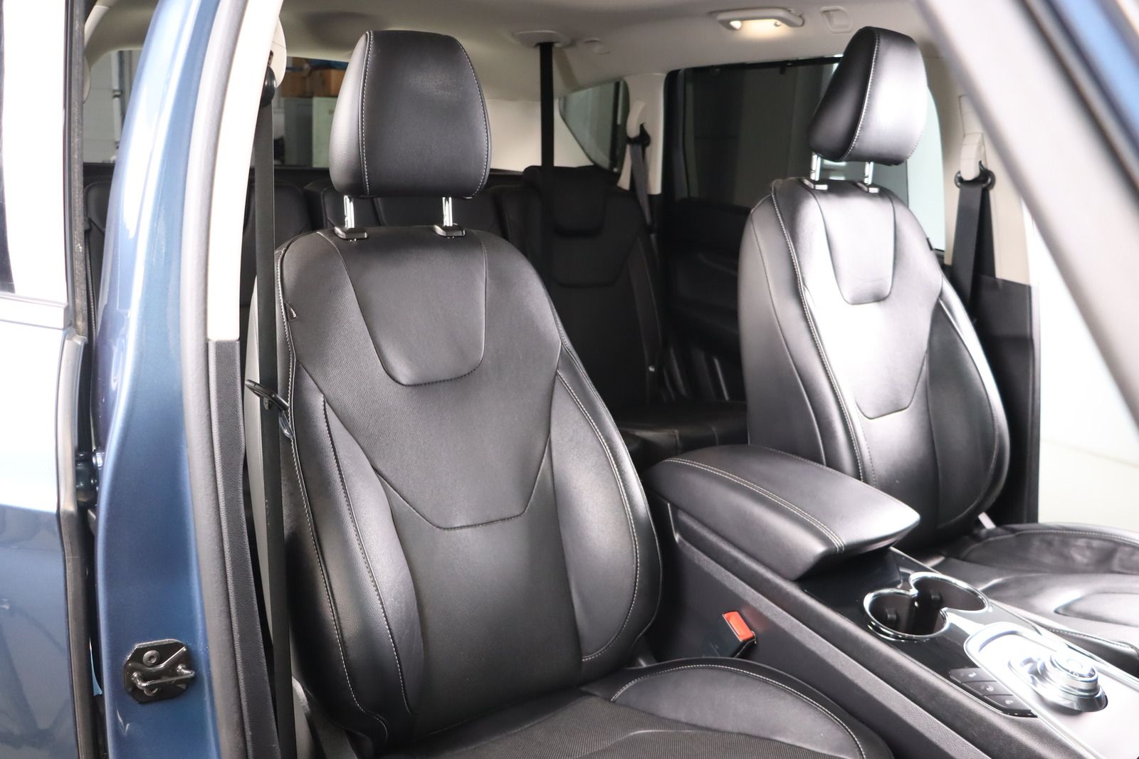 Fahrzeugabbildung Ford S-MAX * Massage * RFK * Pano Titanium