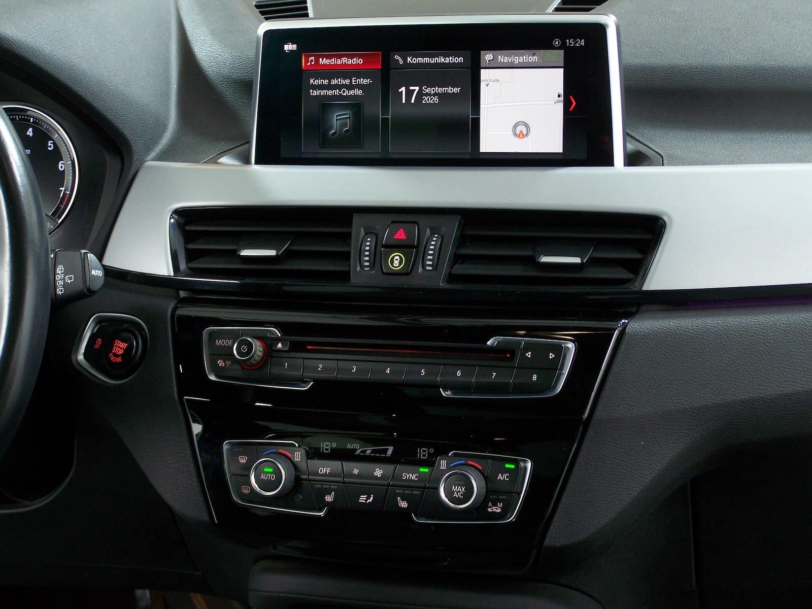 BMW X1 xDrive 20 i Advantage AUTOM PANOR+R19+LED+NAV