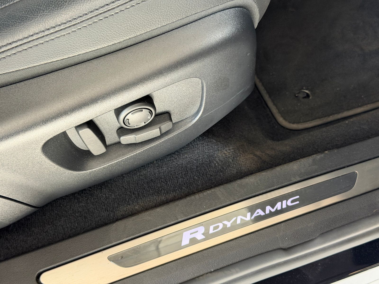 Fahrzeugabbildung Land Rover Evoque R-Dynamic SE/PANORAMA/MERIDIAN/KAMERA