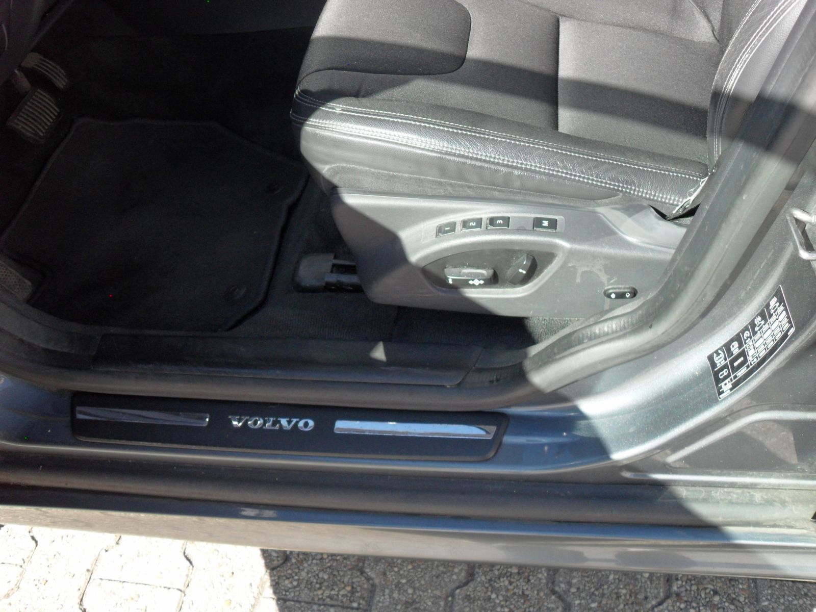 Fahrzeugabbildung Volvo XC 60 2.0 Automatik - Momentum 2WD
