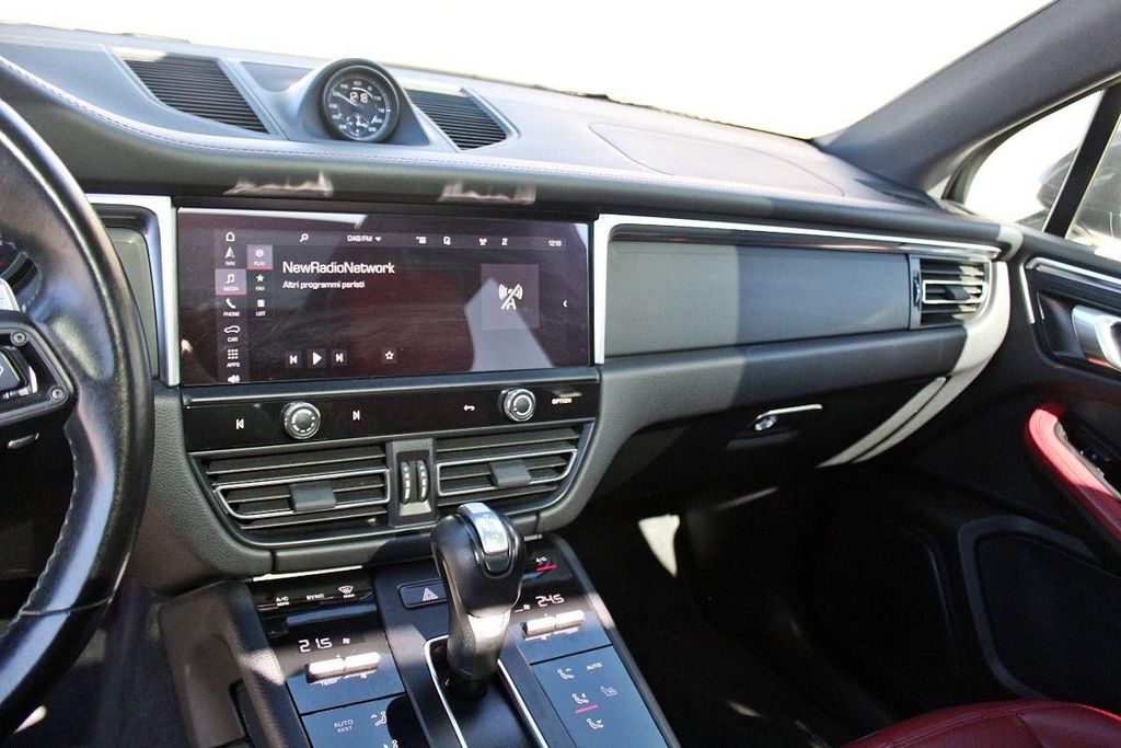 PORSCHE Macan 2023