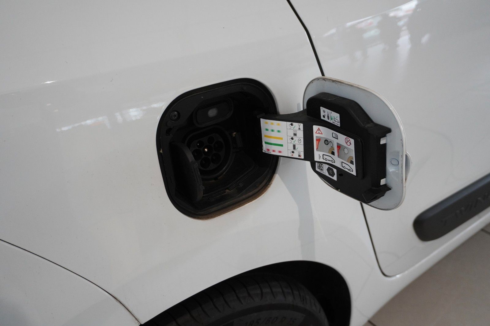 Fahrzeugabbildung Renault Twingo Equilibre Electric 22KWH NAVI/LED/DAB+