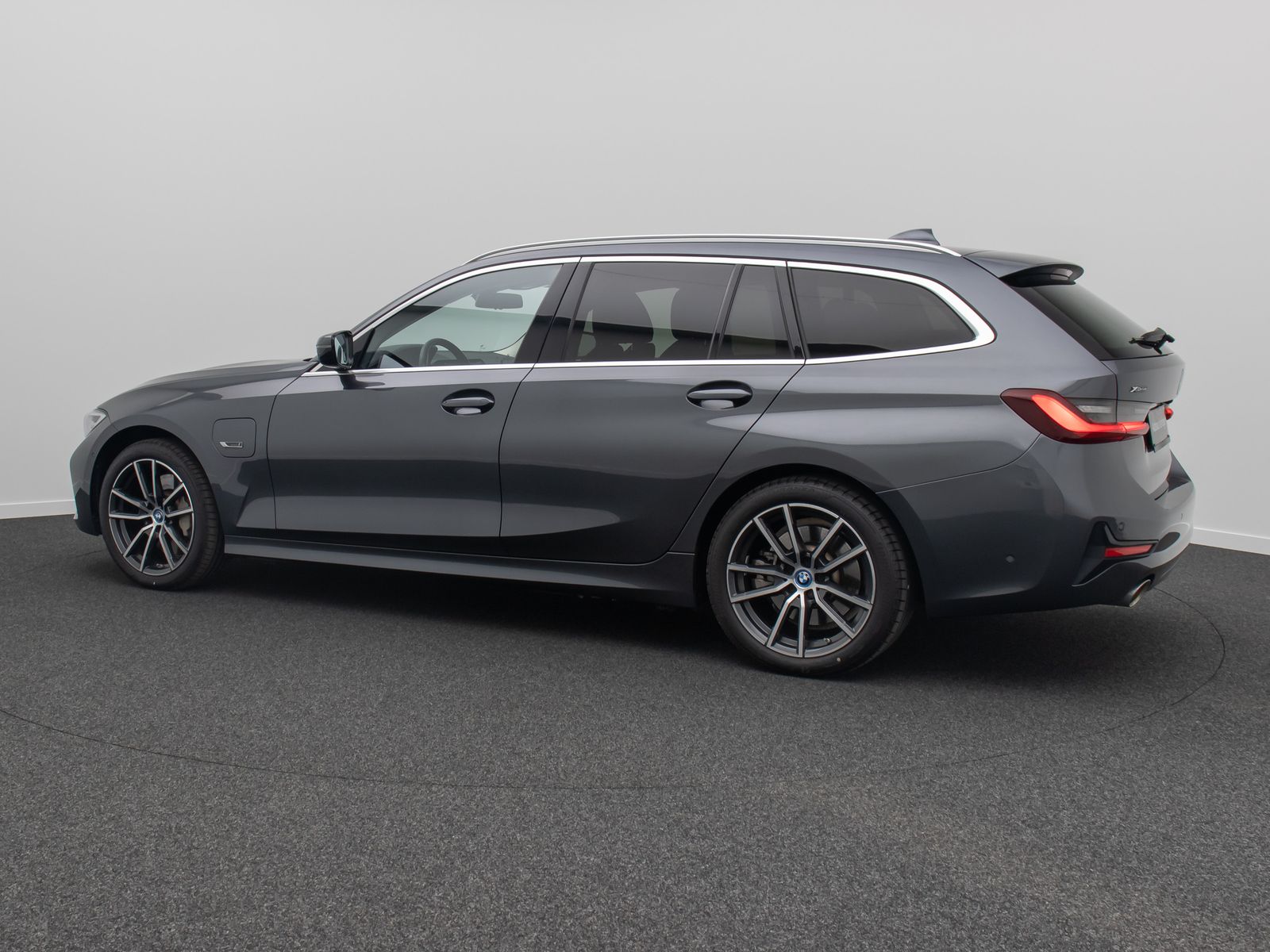 Fahrzeugabbildung BMW 330e xD Sport Line DAB Kamera AHK Alarm 18Zoll